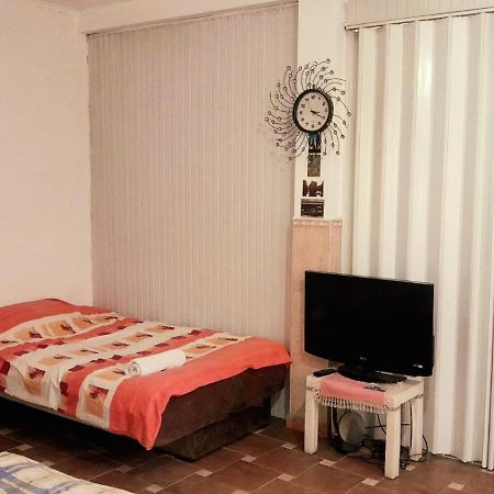 Adem'S Cozy Terrace Retreat Bed & Breakfast Skopje Exterior photo